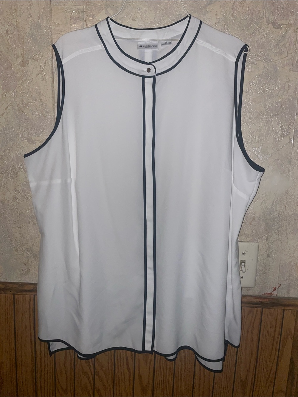 Black & white dainty Liz Claiborne top (1X)